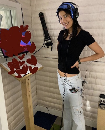  📷    Пока ещё довольная Гао в день релиза ремейка Resident Evil 4 (источник изображения: archiveadawong в Twitter)