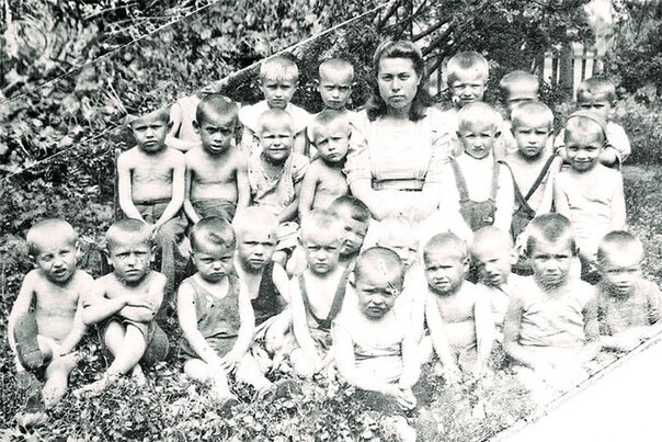Воспитанники детского дома станции Раевка. 1943 г. В первом ряду (4-й слева) - маленький Эдуард Хиль.