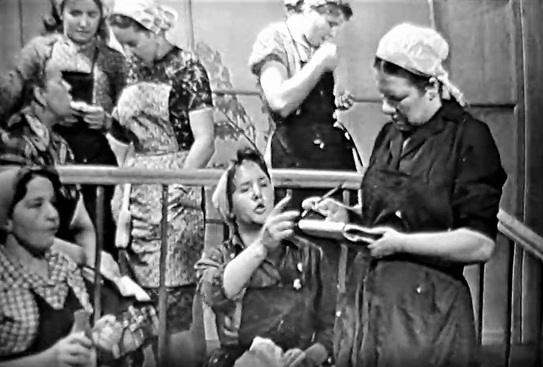 Кадр из телеспектакля "Живет такая женщина" (1959)