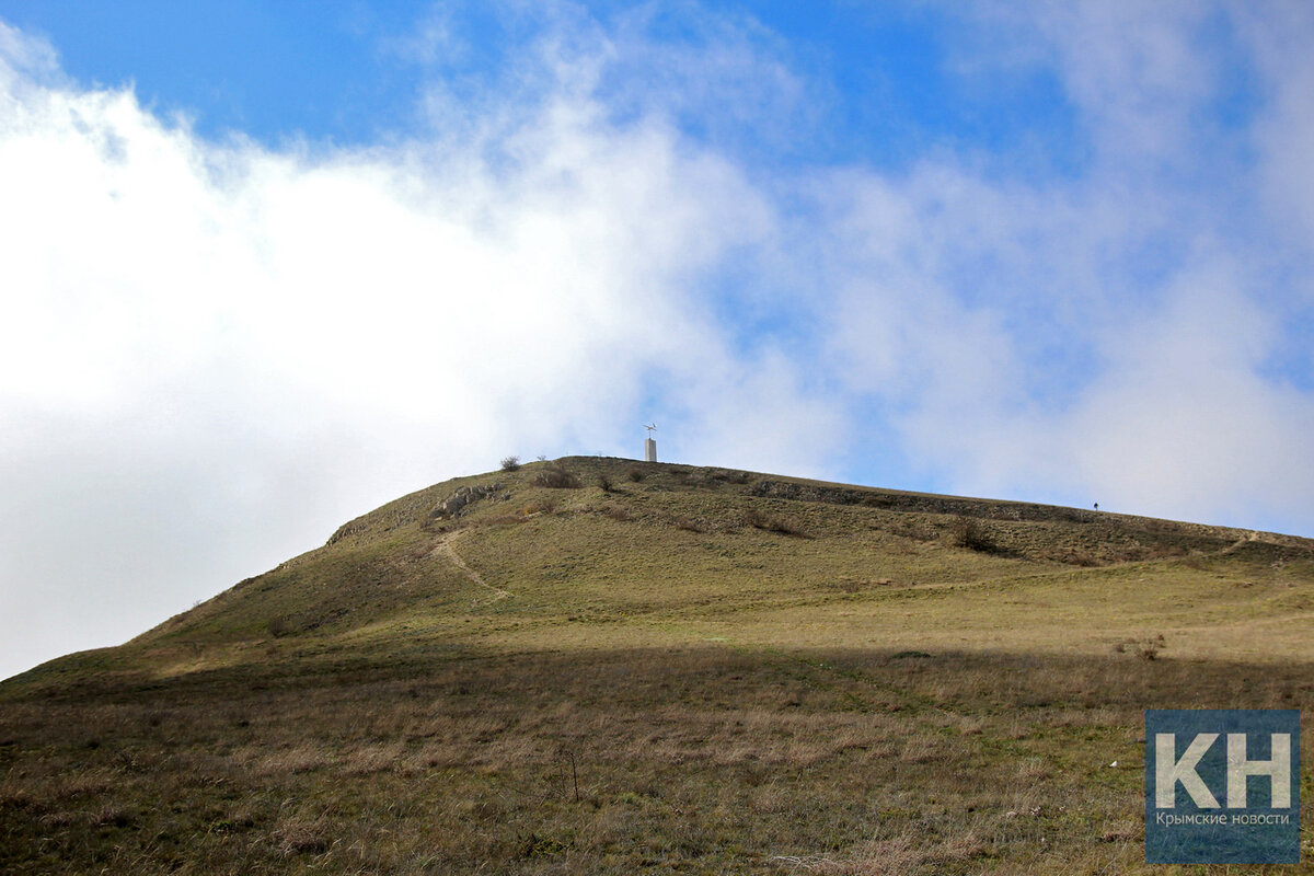 Узун-Сырт. Наверху памятник планеристам