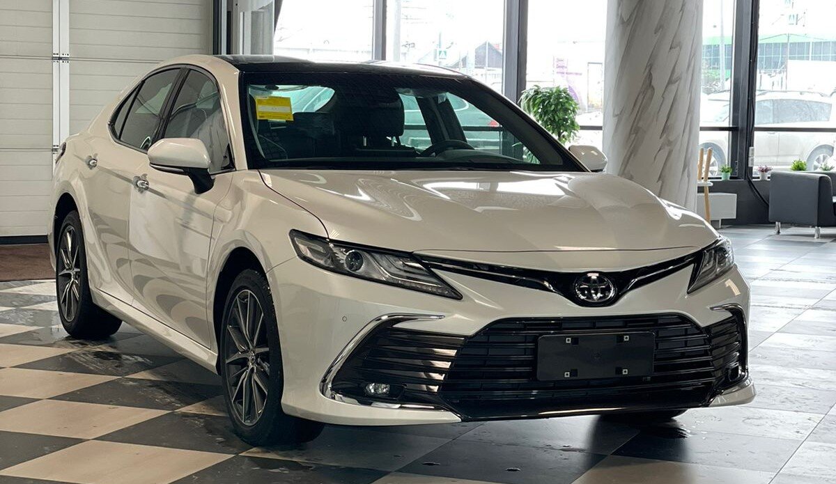 Toyota Camry 2023 года выпуска: где в РФ выгодно купить легендарный седан?  | КЛЮЧАВТО | Автомобили с пробегом | Дзен