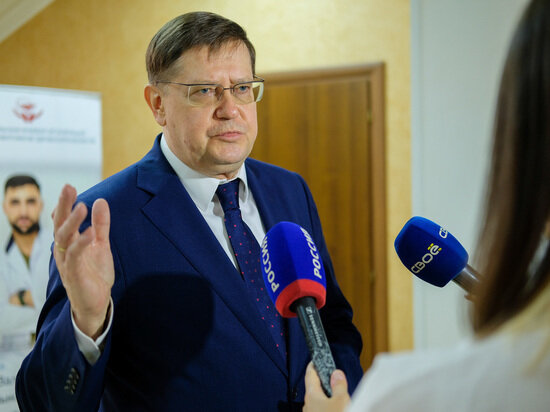     на фото: глава Профсоюза работников здравоохранения РФ Анатолий Домников