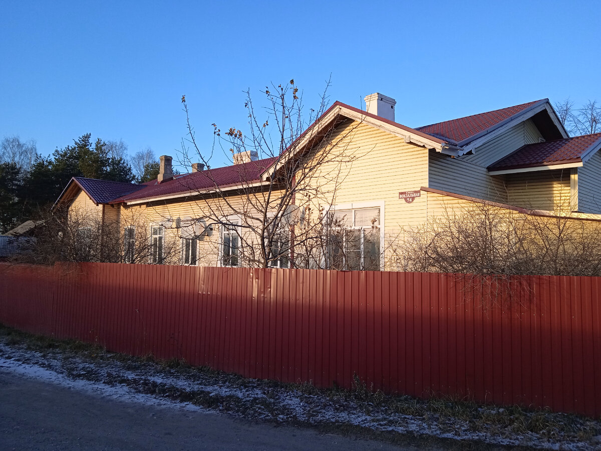 Двухквартирный жилой дом № 74, возведённый для железнодорожников. Фото автора.