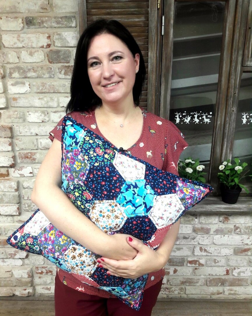 Это я с подушкой из советских ситцев. 