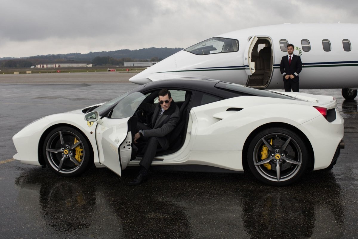 Как можно не поверить такому серьезному человеку?!