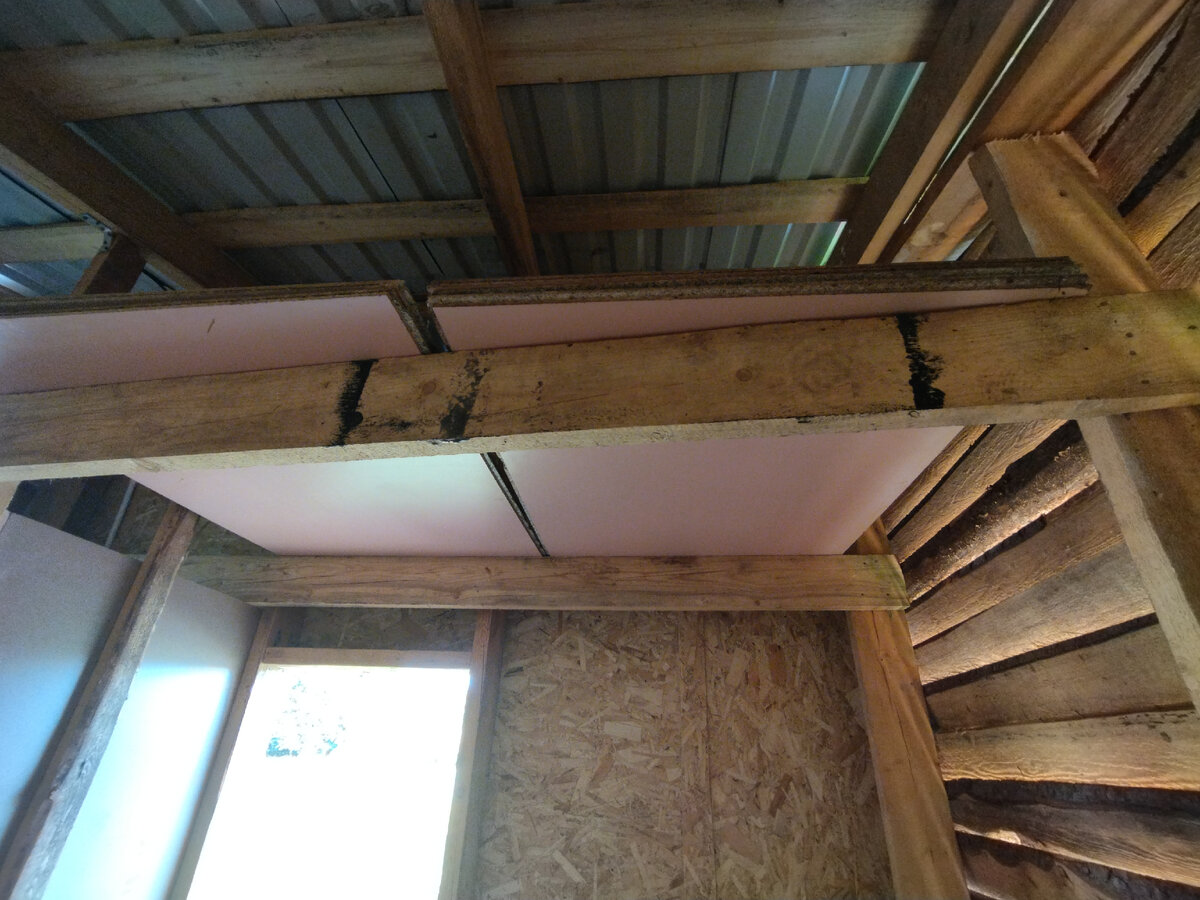 Уложили остатки ламинатной доски, создав антресоль для хранения.