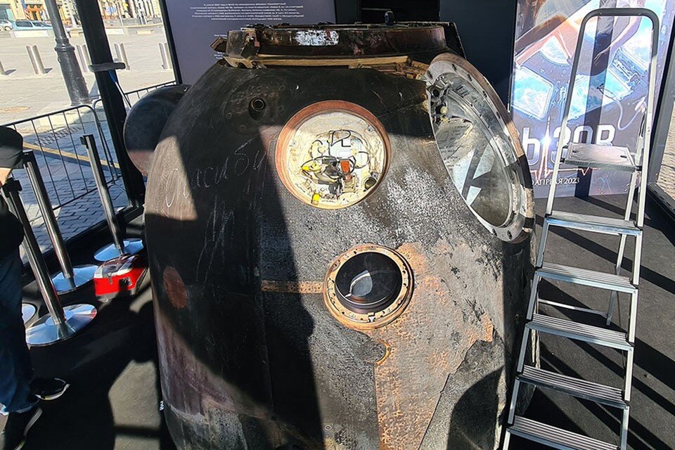     Спускаемый аппарат «Союза МС-18», время — 09:00, павильон ещё не открылся, работники протирают экспонат от пыли (не космической). Источник: Роман Белоусов / «Комсомольская правда»