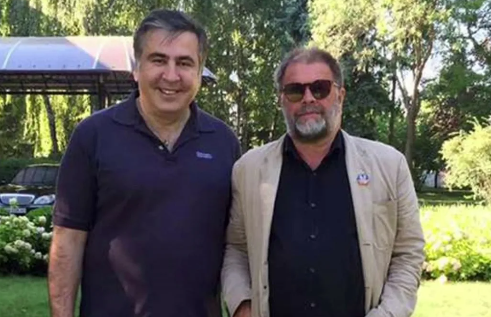 Вот после этой фотки как раз "преставился"... аполитичный вы наш, "во благо всем..."