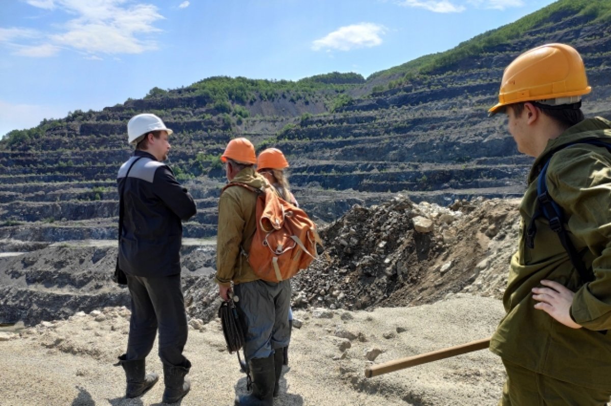    Работа геологов не прекращалась даже в самые сложные годы. Не прекращается и сейчас.