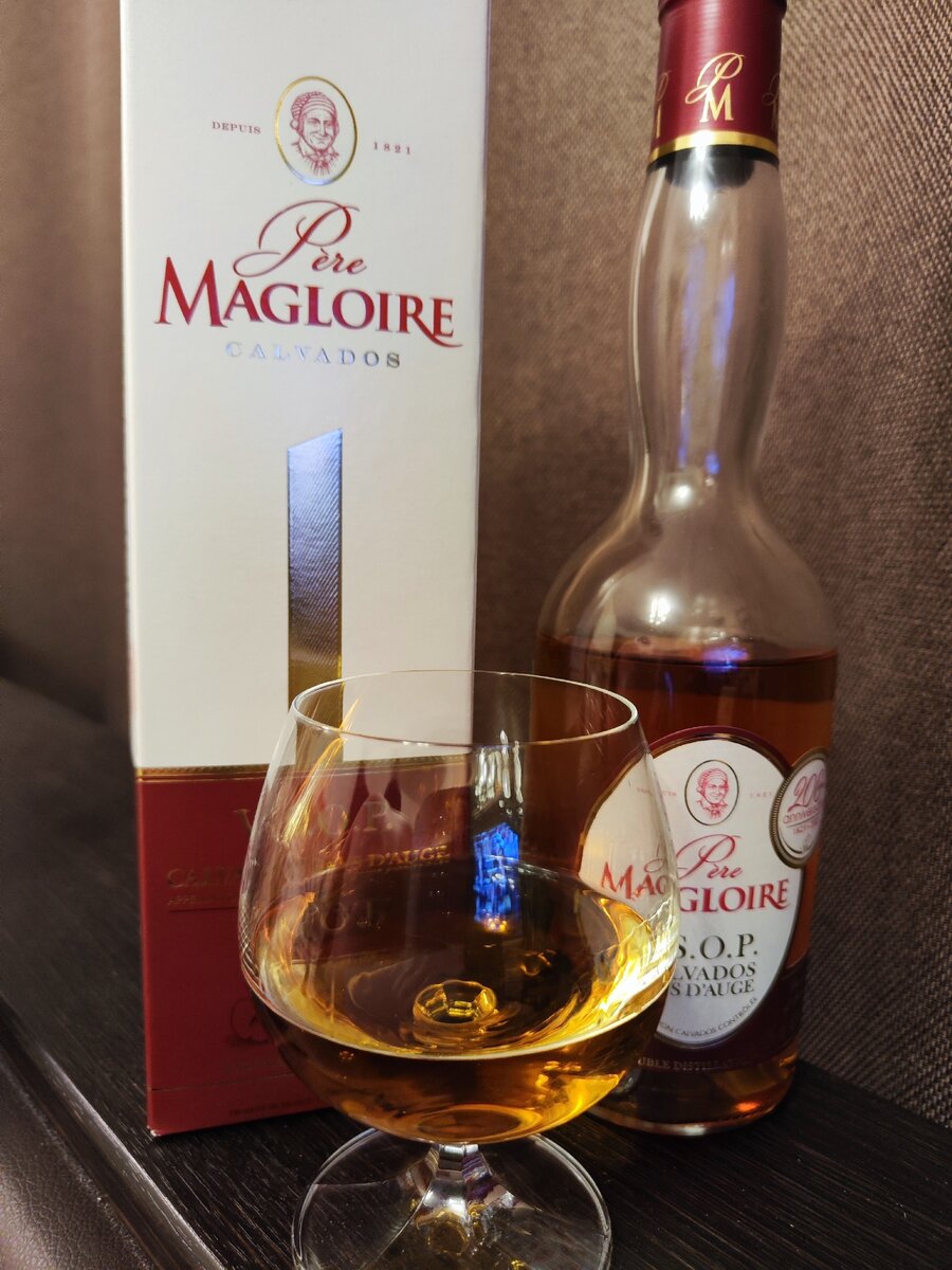 Кальвадос magloire. Кальвадос Pere Magloire v.s.o.p 0.7л. Calvados Pere Magloire XO 1 литр. Calvados dieux Pere Magloire 18 years. Пэр Маглуар фин v.s. кальвадос.