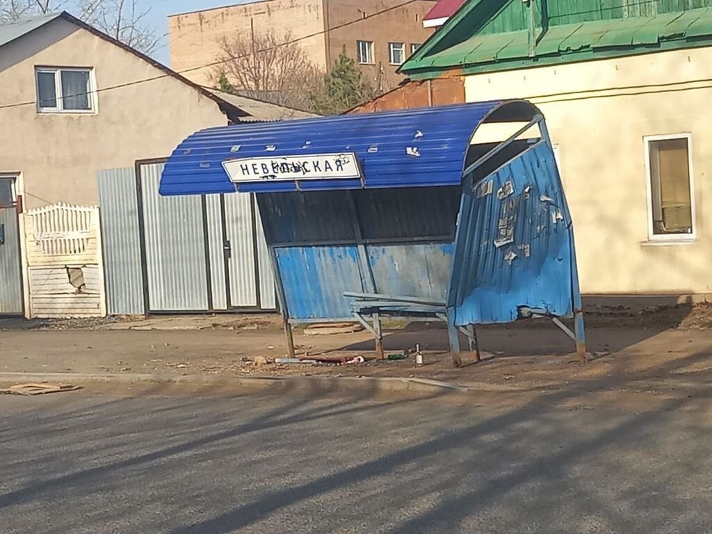    В Оренбурге на улице Комсомольской обнаружили полуразрушенную остановку. В мэрии сообщили о ее демонтаже