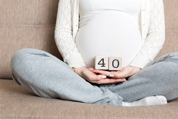 Источник: https://vpfw.com/wp-content/uploads/2021/08/woman-who-is-pregnant-at-40-holds-blocks-that-say-40-in-front-of-her-belly-archive.jpg
