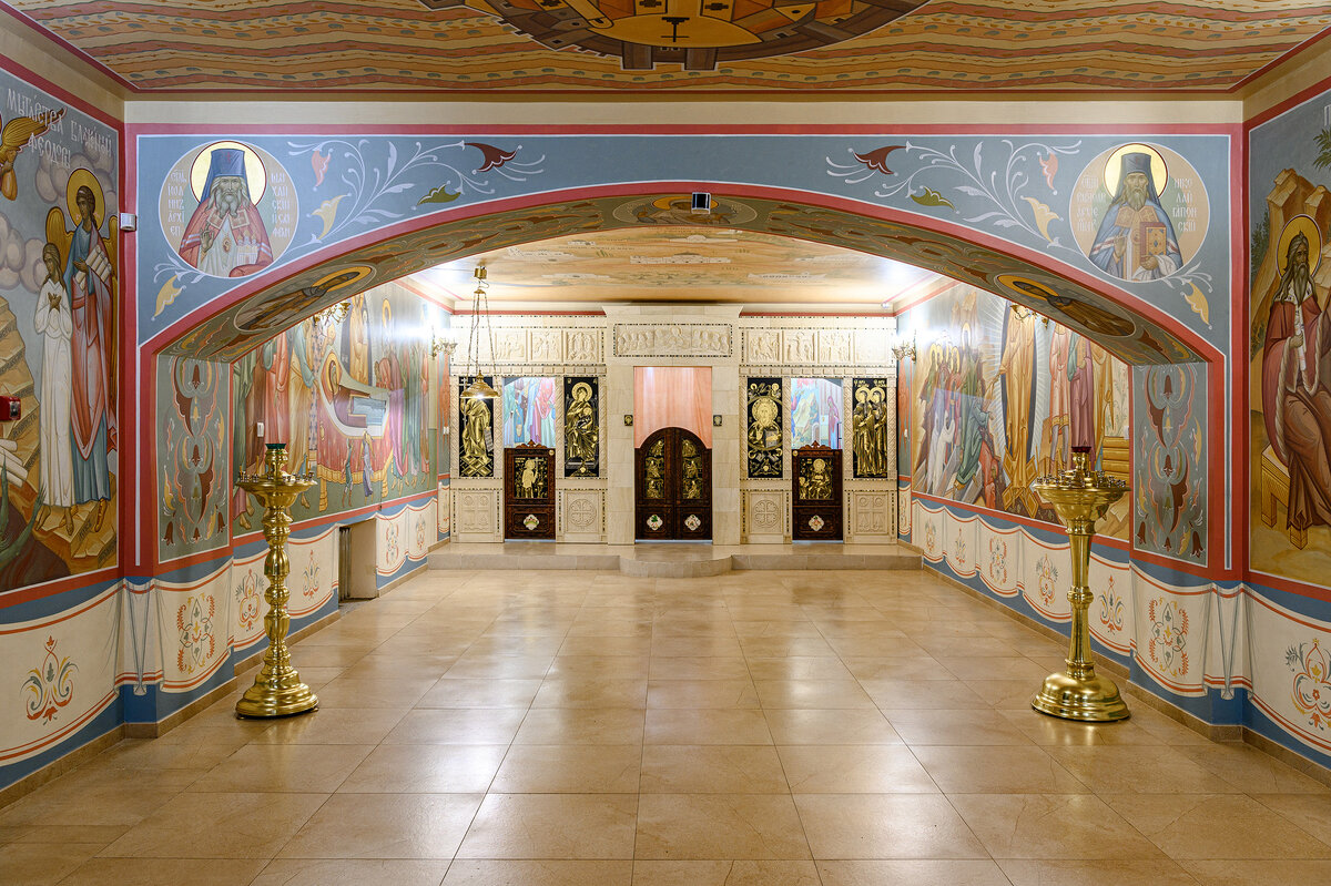 Придел Лазаря Четверодневного, нижнего храма Святой Живоначальной Троицы, г. Астрахань. Иконостас, росписи - работа мастерской "Палехский Иконостас"
