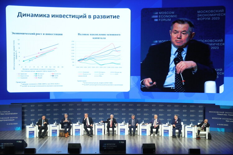  В столице России на этой неделе состоялся 7-й по счету Московский экономический форум (МЭФ). На фото академик РАН Сергей Глазьев Фото: Алексей Белкин