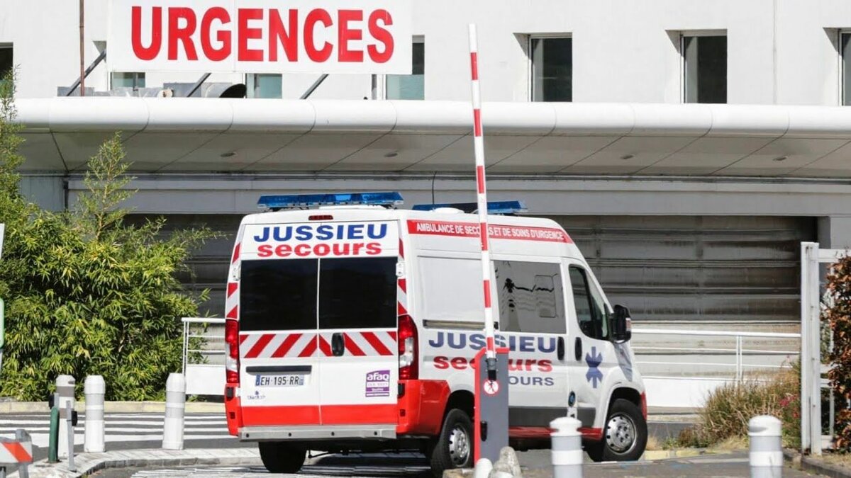     Важнейшее качество хорошей системы здравоохранения - её общедоступность и стоимость услуг. Франция - одна из немногих стран, где государство берет на себя львиную долю медицинских расходов своих жителей (а не только граждан), доводя её до 100% в случае онкологических и системных заболеваний.