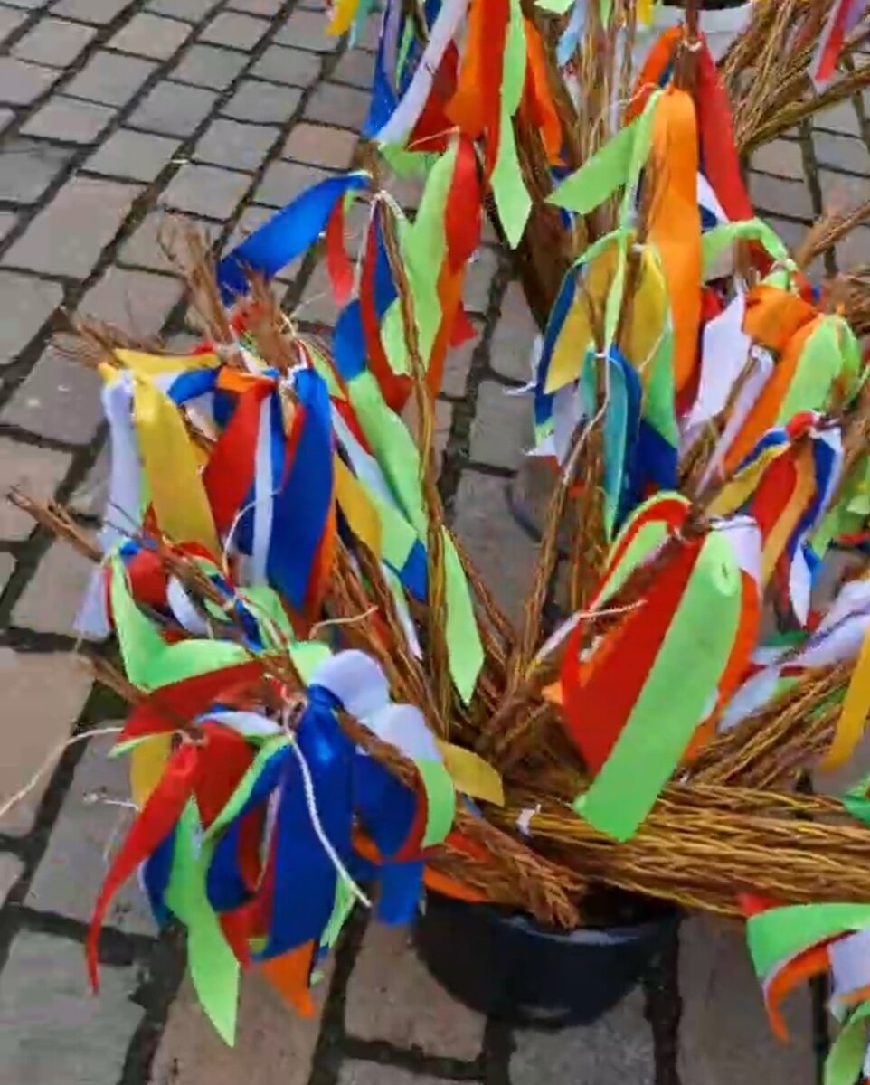 Фото автора: помлазки на пасхальном рыночке