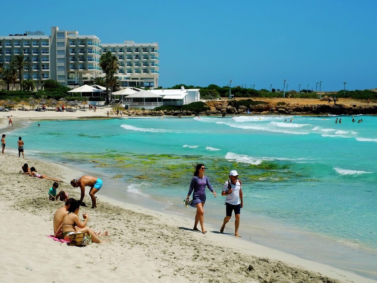    Популярный пляж Nissi Beach в Айя-Напе, Кипр© AP Photo / Petros Karadjias