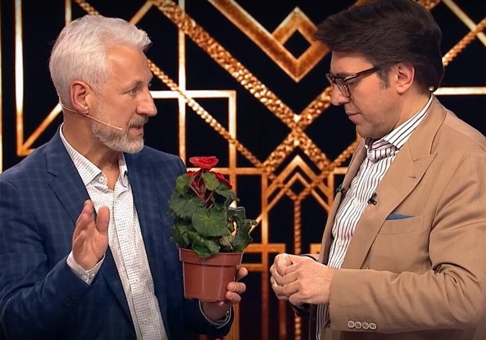     Павел подарил Малахову бегонию. Фото: кадр видео телеканала «Россия»