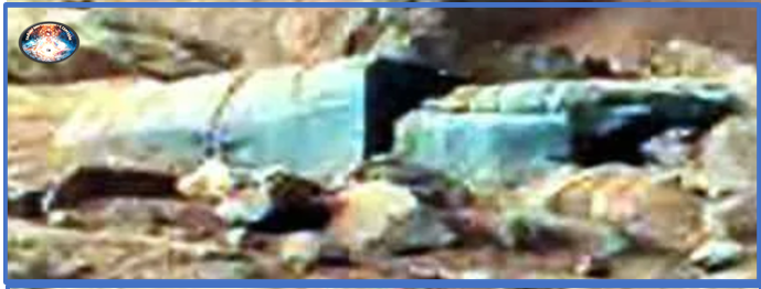 Некий объект, чья целостность выглядит очень странно на фоне окружающего пейзажа. Структура образования имеет видимые грани сторон, её плоскости не имеют скальных изломов - это даёт повод думать об искусственной обработке артефакта. То есть, можно предполагать, что это не геологическое образование, а объект получивший видимую форму вследствие обработки "разумными" руками.