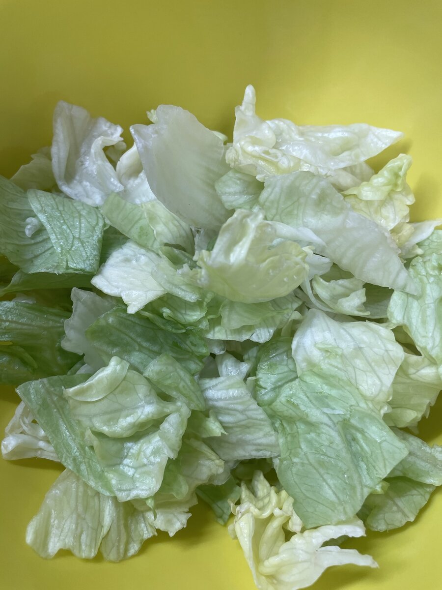 Авокадо вымыть, почистить, нарезать квадратиками. Болгарский перец вымыть и так же нарезать квадратиками, переложить овощи к салату