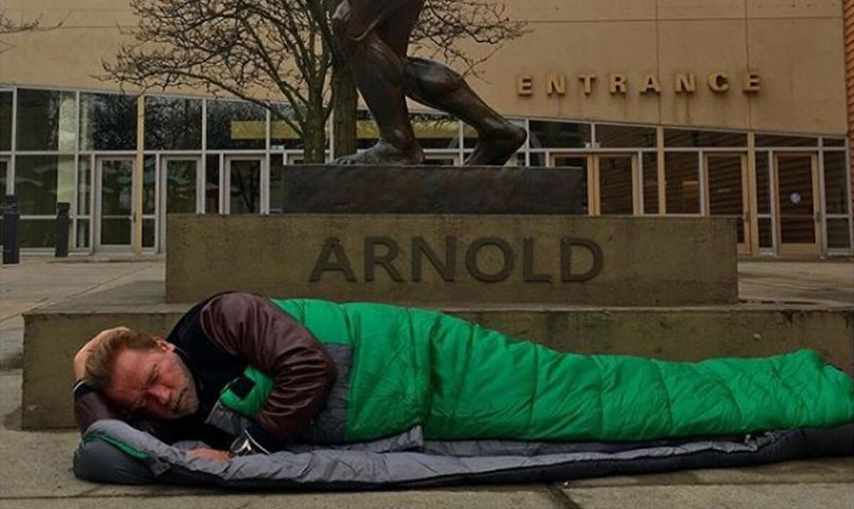 То самое фото Арнольда Шварценеггера, «спящего» под своей статуей