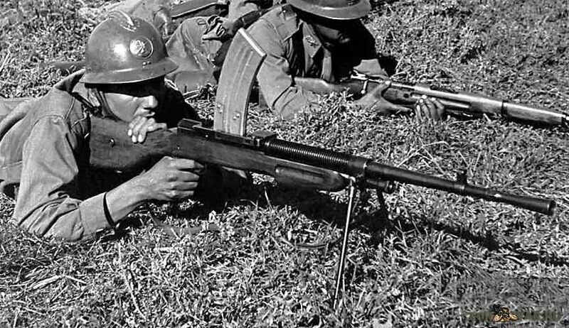 Мексиканский солдат с пулеметом Мендозы.