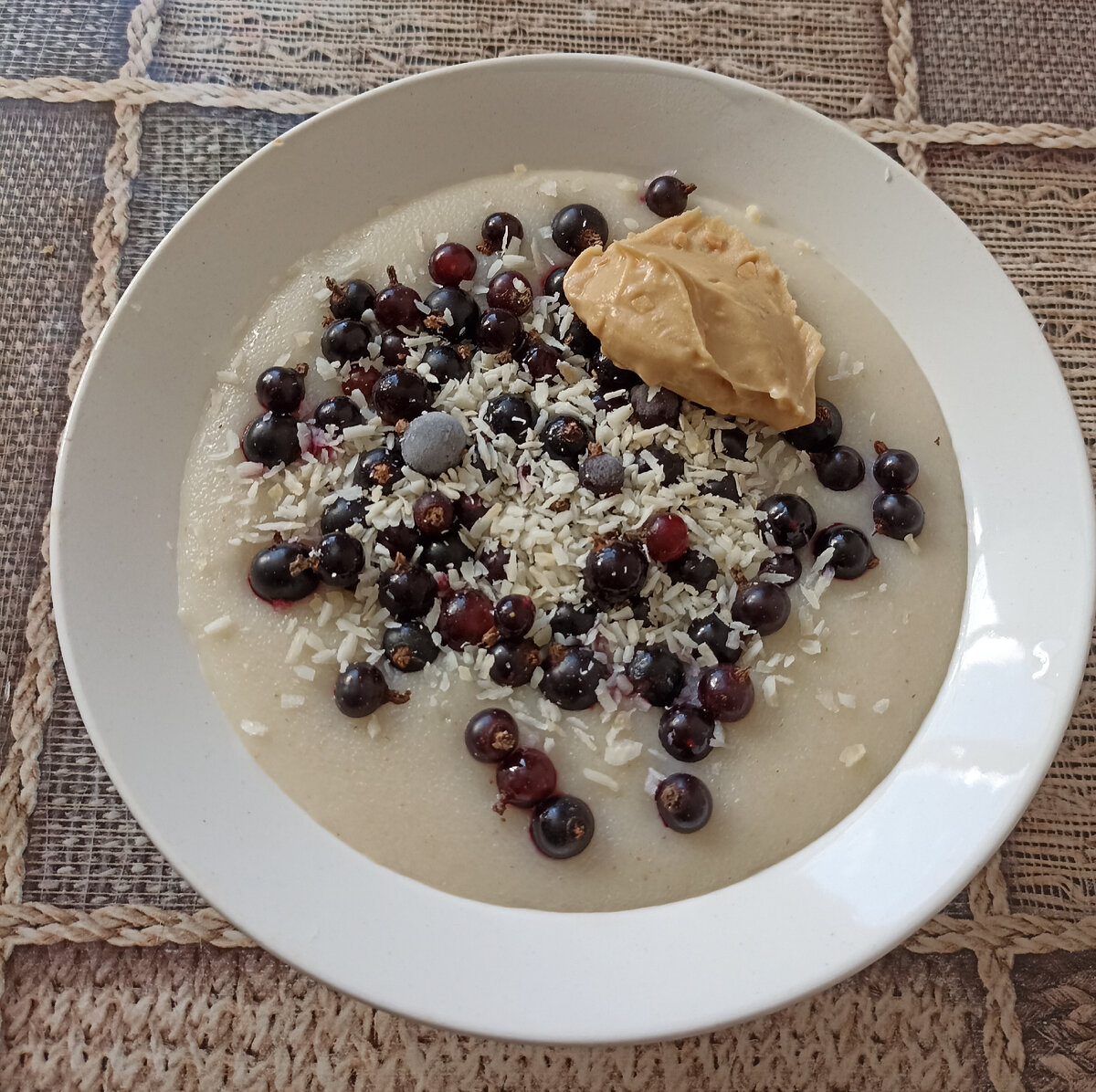 Манная каша со смородиной, кокосовой стружкой и арахисовой пастой. 