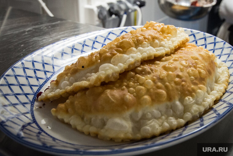    Жительницам Ноябрьска попалось сырое мясо в чебуреке