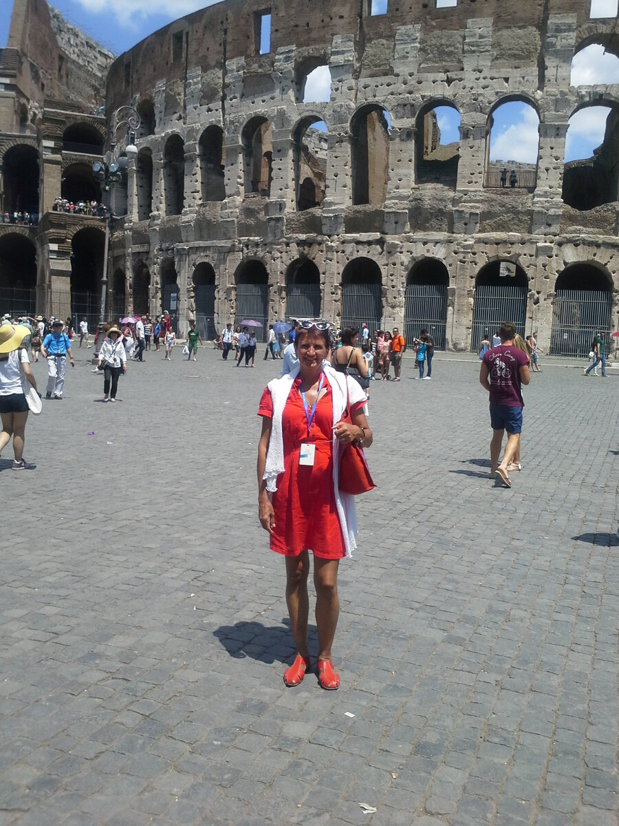 Возле римского Колизея.