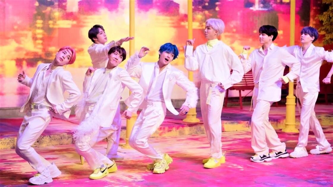    BTS на сцене:Wikipedia / Min Kyung-bin for Dispatch