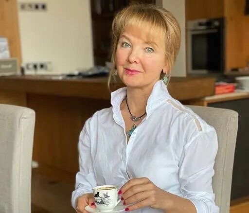 Очеретина Ирина Геннадьевна - Автор метода лечения  позвоночника без операций. Стаж работы в здравоохранении более 35 лет. Практикующий врач травматолог-ортопед, миотерапевт, кандидат медицинских наук. 