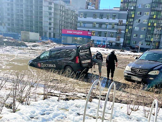 Ещё одна жертва той самой "царь-лужи" в Мурино, что была "героиней" фото в одной из статей под ссылками. Телеграм канал SPB TOP NEWS.