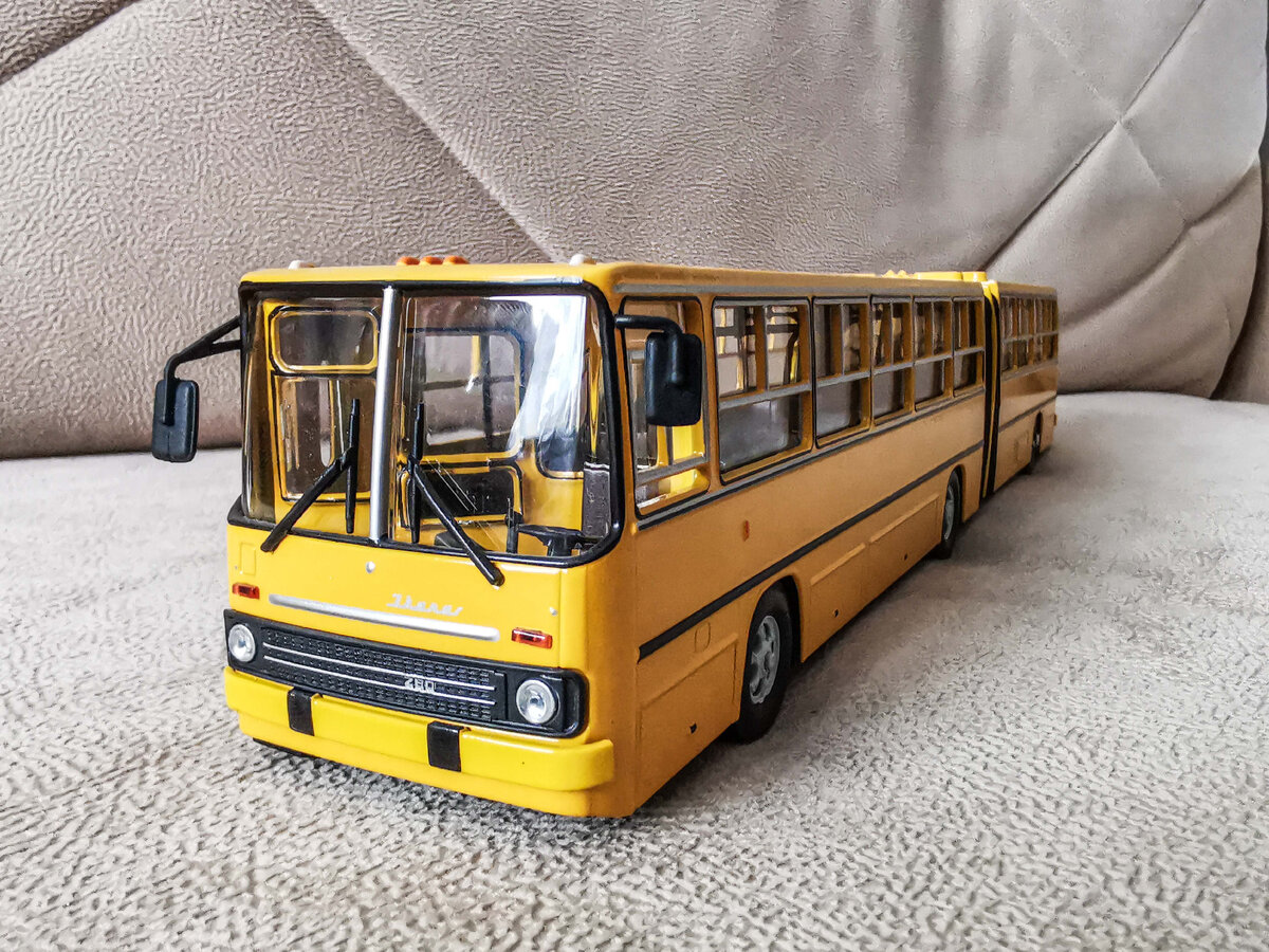 Вид на модель Ikarus-280.33 спереди и со стороны окон.