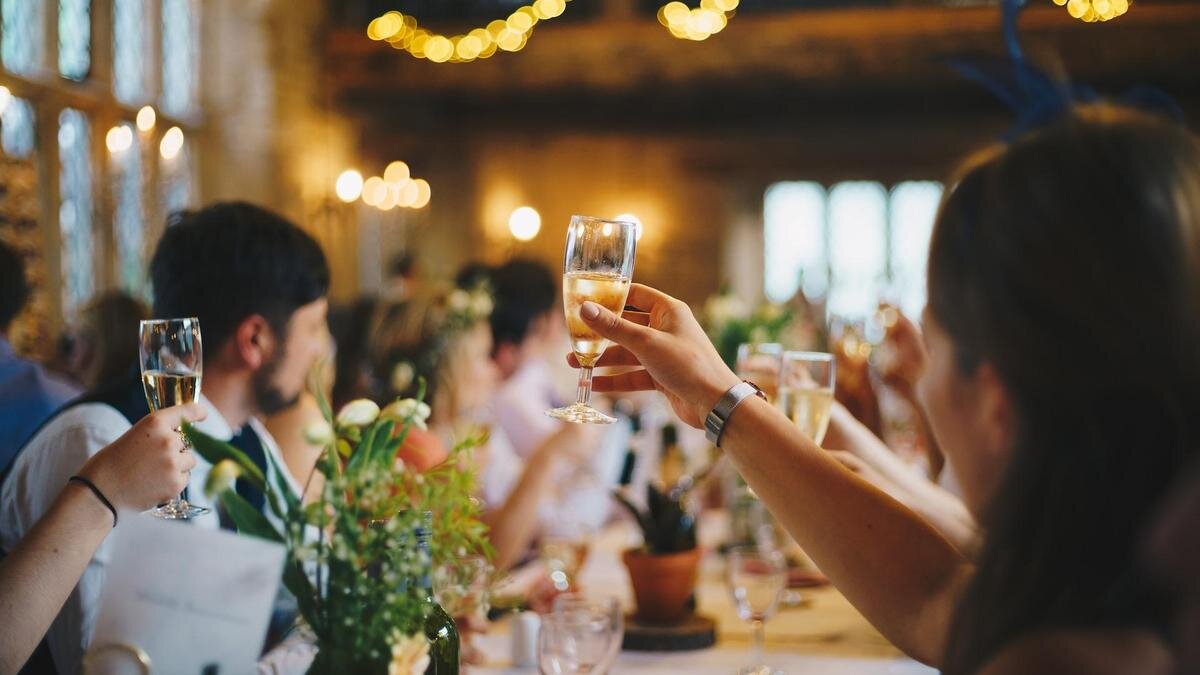   Гости подняли бокалы:Unsplash/Al Elmes
