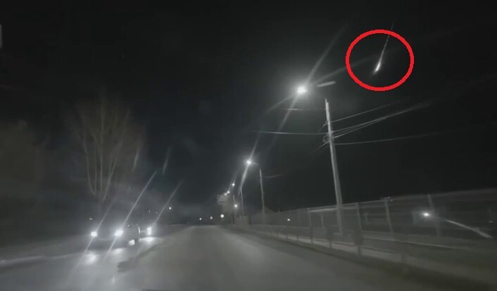 И снова падение некоего загадочного "метеорита" в Зауралье (окрестности Екатеринбурга). Стоп-кадр с записи видеорегистратора, свободно взятой в сети Интернет).