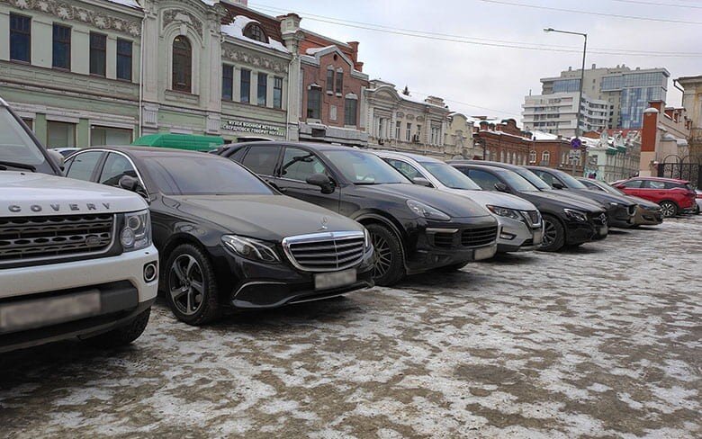 Что делать, если припаркованная во дворе машина мешает пройти?