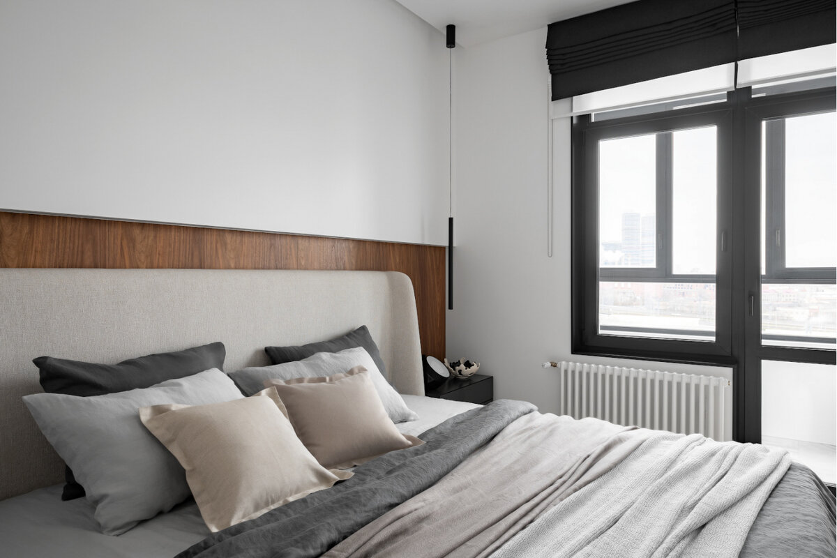 Стеновая панель с текстурой американского ореха в белом интерьере спальни