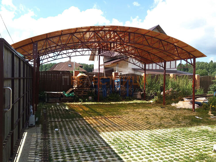 Двускатный навес для машины