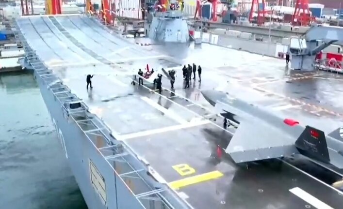  На турецкой судостроительной верфи Sedef Tuzla Tersanesi в Тузле (южная окраина азиатской части Стамбула), в присутствии президента Турции Реджепа Эрдогана, проходит церемония ввода в состав ВМС Турции головного универсального десантного корабля (УДК) L 400 Anadolu