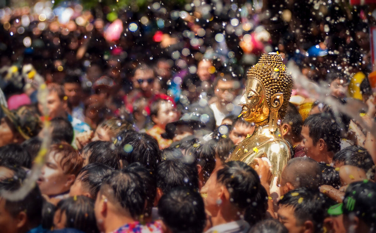 Праздник в тайланде в феврале. Сонгкран Таиланд. Тайский новый год Сонгкран. Сонгкран Будда. Фестиваль Сонгкран.