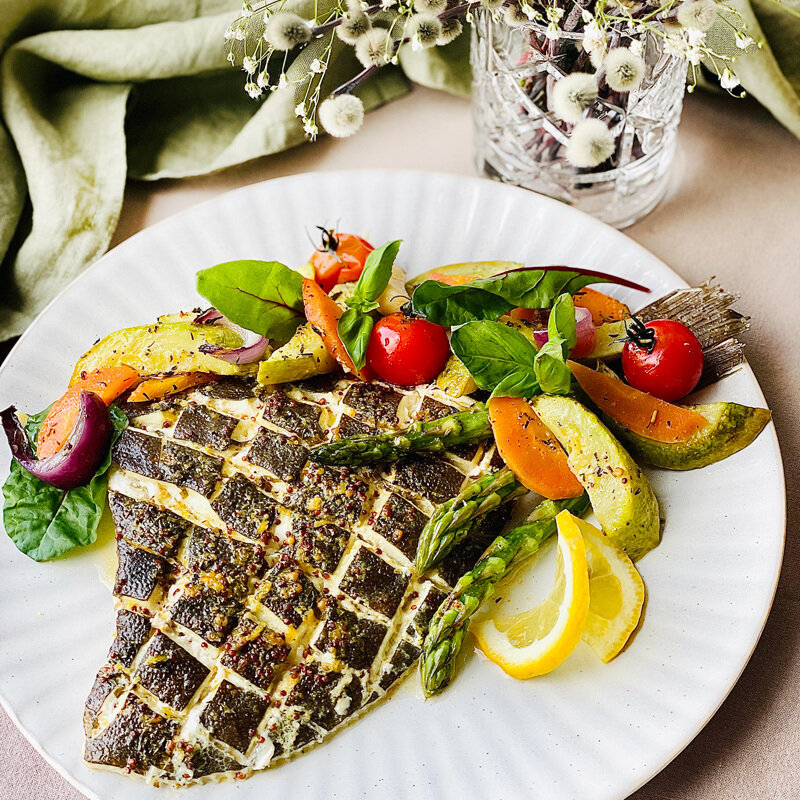 Камбала запеченная с овощами по-весеннему | Рецепт от Икорного