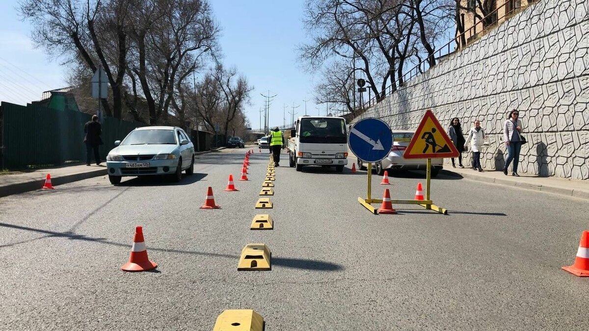     Во Владивостоке дорожные рабочие устанавливают делиниаторы на участке улицы Всеволода Сибирцева — в районе съезда с Золотого моста. Теперь технические средства здесь будут установлены до эстакады фуникулера, сообщили в пресс-службе Центра организации дорожного движения.