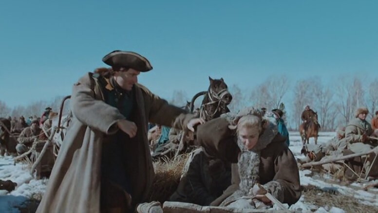 В этот момент муженек как раз своей жене пряник притащил и хотел шубой ее укрыть.