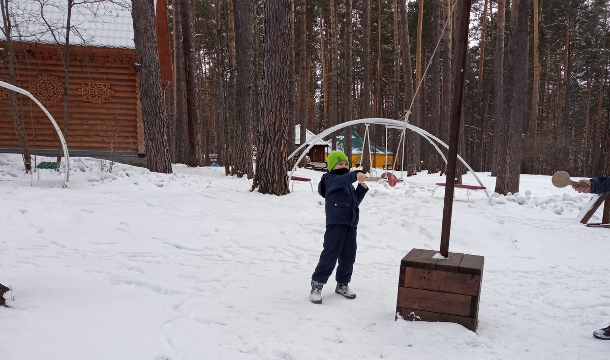 Не знаю, видно или нет. Надо деревянными ракетками отбивать шарик, который привязан к верёвке