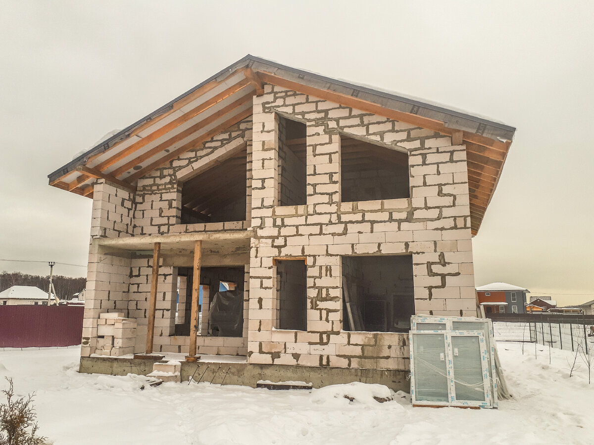 Если дом пока без окон, дверей и крыши, его можно оформить ИСКЛЮЧИТЕЛЬНО как объект незавершённого строительства. Источник: кадастровая компания "ВИТА-ХАУЗ"