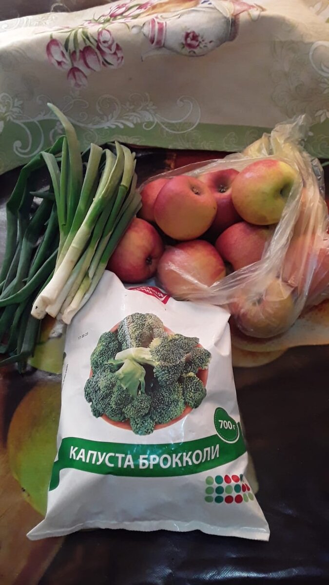 Яблоки и брокколи из "Пятерочки", зеленый лук покупала в местном магазине.