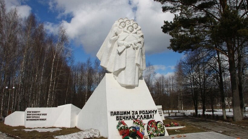    Памятник павшим войнам в селе Кудиново Калужской области ©группа "Обнинская ассоциация "Народный проект"" в соцсети "Вконтакте"