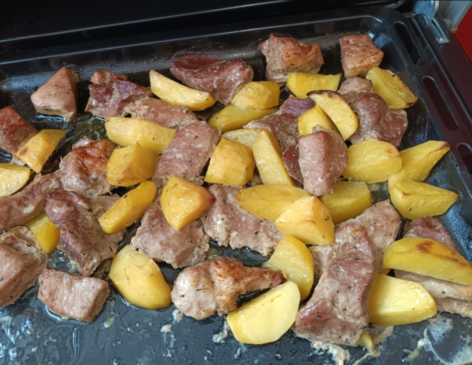 Сочная говядина на кости в духовке с картофелем
