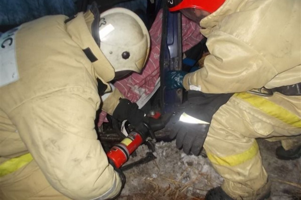    Спасатели достают людей из машин: массовое ДТП произошло на Русском