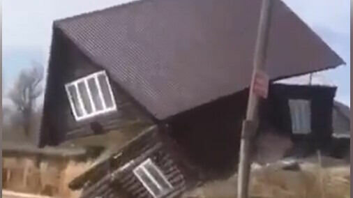     В деревне Елино Владимирской области двухэтажный дом рухнул в воду и уплыл по Оке. Его хозяин из Норильска собирается судиться.